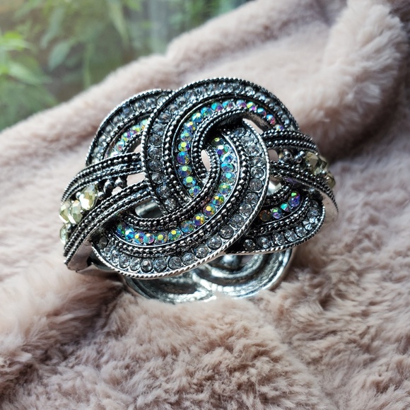 ♻️DONATED ♻️  💄TAKE IT SALE💋 Vintage Infinity Knot Bracelet - Picture 2 of 4